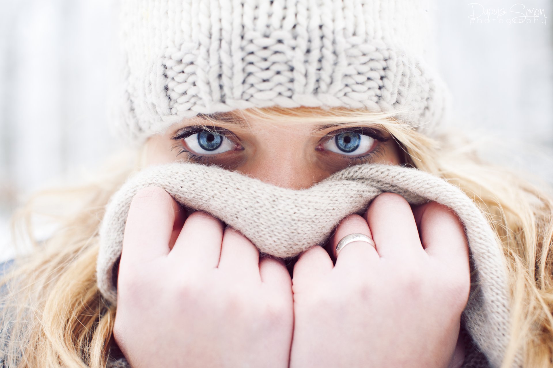 chica rubia ojos azules mirada sombrero manos anillo bufanda invierno frío