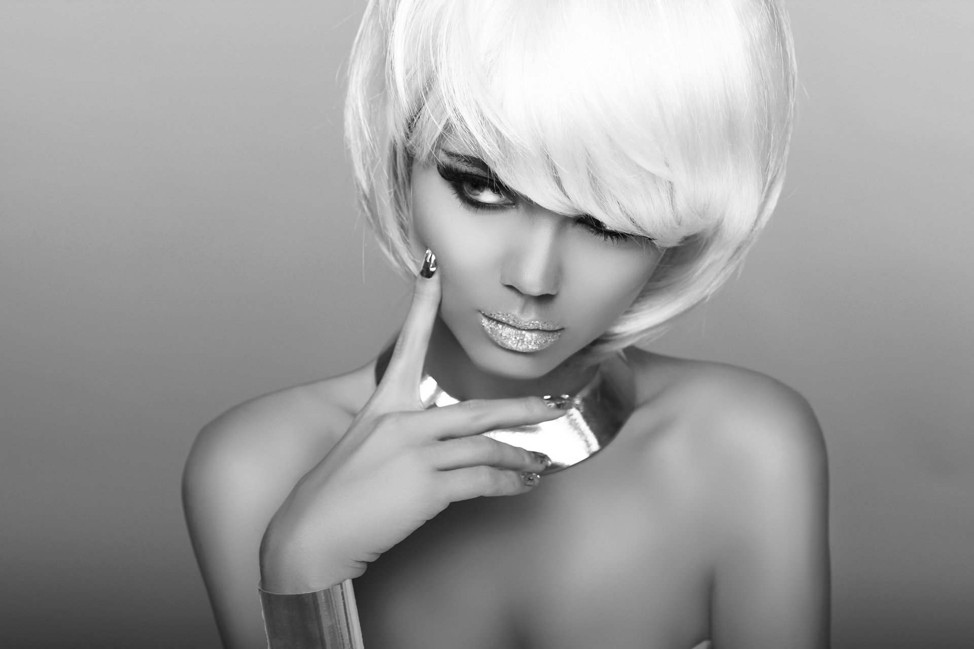 bianco e nero foto ragazza modello trucco sguardo labbra spalle mano capelli bianchi