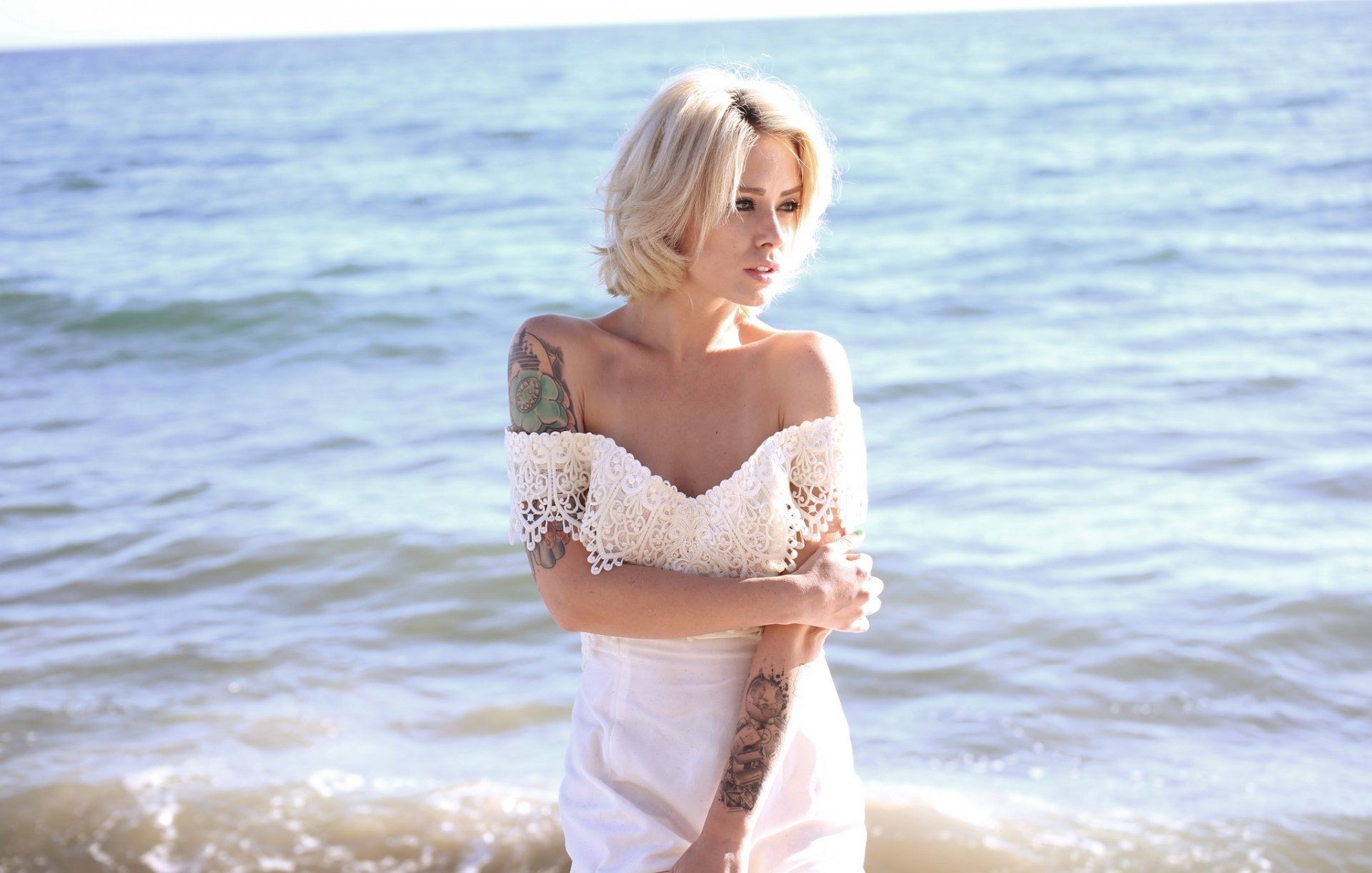 alysha netto ragazza bionda tatuaggio tatuaggio vestito