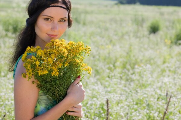 Maria shvets im Feld mit einem Blumenstrauß