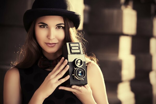 Splendida ragazza in un meraviglioso sundress e con una meraviglia della macchina fotografica