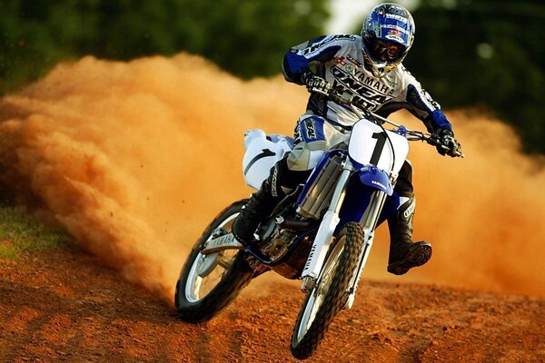 Yamaha drifts on red sand