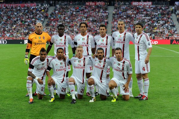 Drużyna piłkarska jest filmowana na boisku stadionu