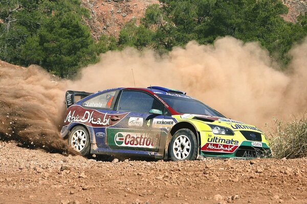 El coche deportivo de carreras levanta el polvo