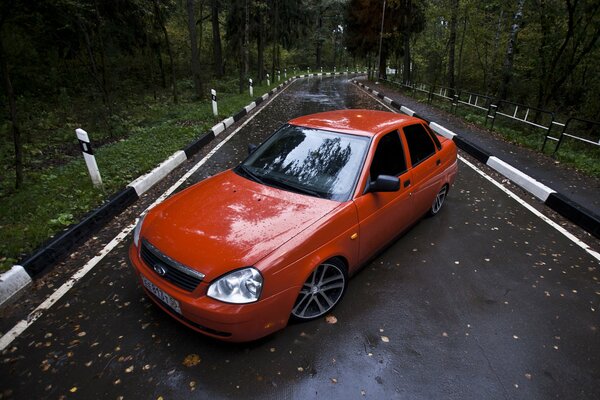 Pomarańczowa Lada Priora na drodze