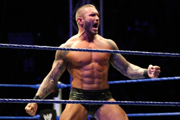 Il lottatore Randy Orton combatte sul ring