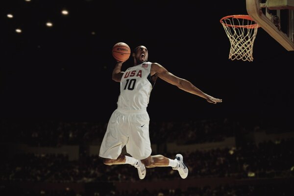 Grand lancer dans le panier de basket