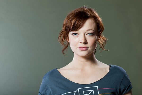 La actriz Sarah Snook en ropa casual