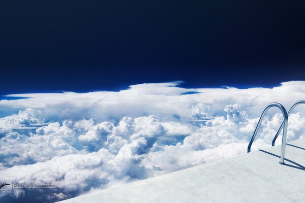 Descenso de la barandilla a las nubes blancas