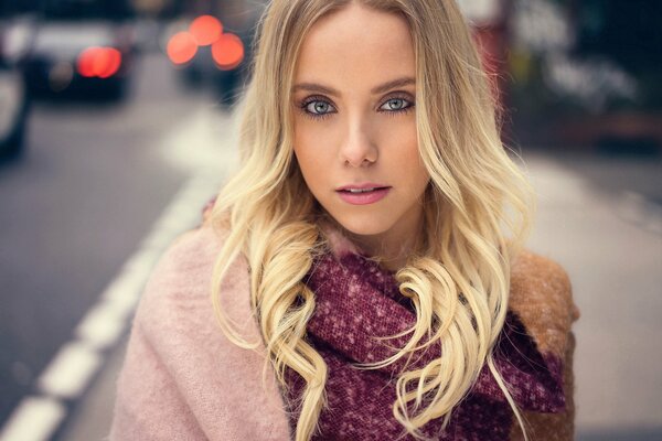 Schöne blonde Mädchen in rosa Jacke