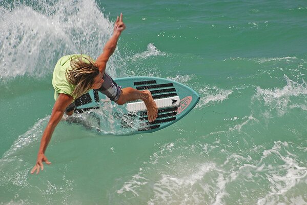 Der blaue Ozean. Surfen auf den Wellen