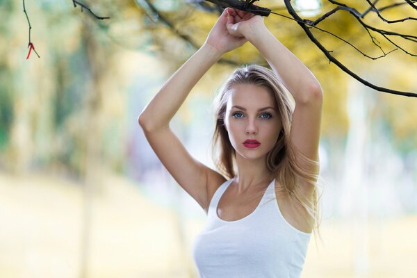 Chica en camiseta blanca foto