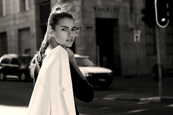 Hermosa chica en la calle con una chaqueta