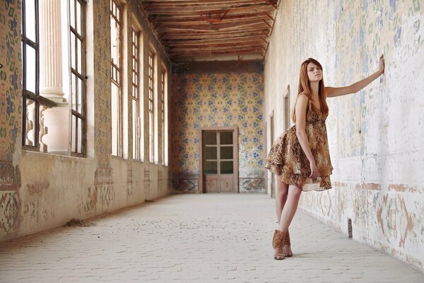 Redhead ragazza in una vecchia casa