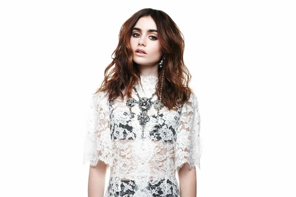 Lily Collins in abito di pizzo e lingerie nera