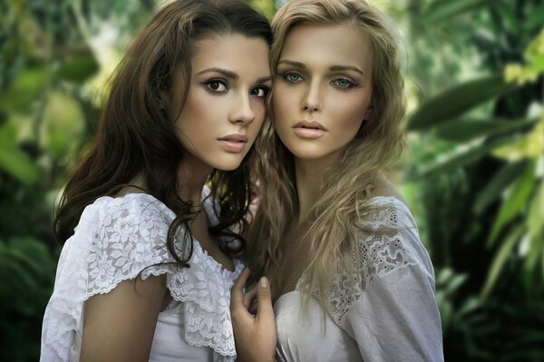 Blonde et brune avec un regard doux sur fond de verdure