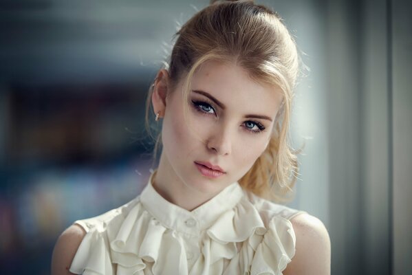 Fille avec un regard mystérieux et de belles boucles