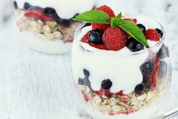 Köstliches Dessert in einem Glas Müsli , Eis und Beeren