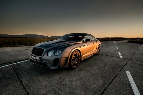 Coche en dorosh en la puesta del sol, Bentley Continetal en la noche