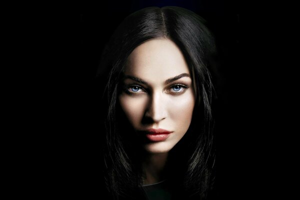 Megan fox ist eine sexy Brünette