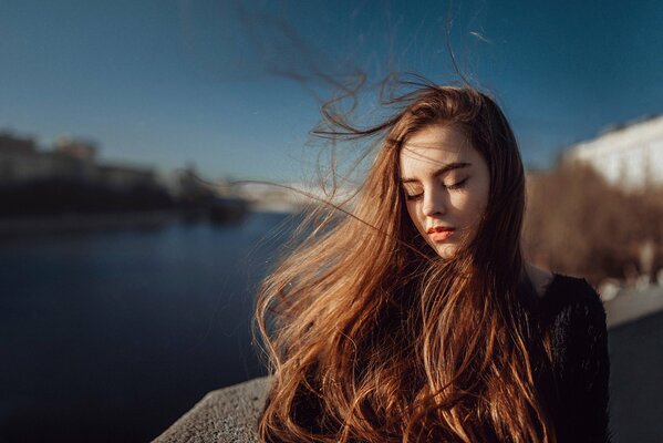 Ragazza all aperto con i capelli volanti