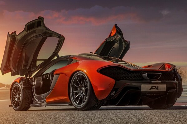 McLaren arancione con porte aperte