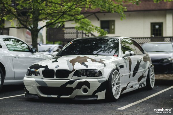 Tuning samochodu BMW pod brzozowym kamuflażem