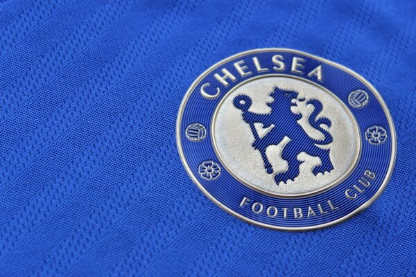 Emblemat Chelsea na niebieskim tle