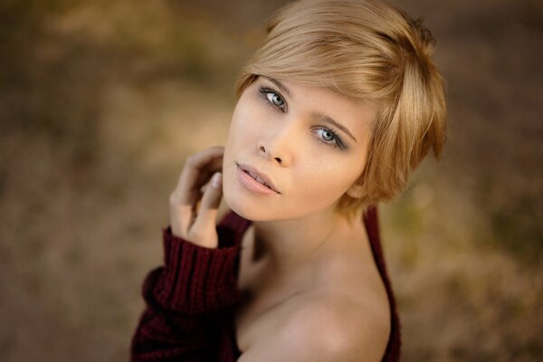 Femme avec une courte coupe de cheveux blonds