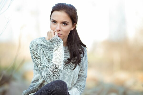 Mädchen in einer Jacke mit schönen Gesichtszügen