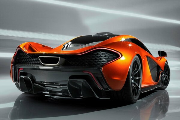 Supercar McLaren arancione su sfondo arancione