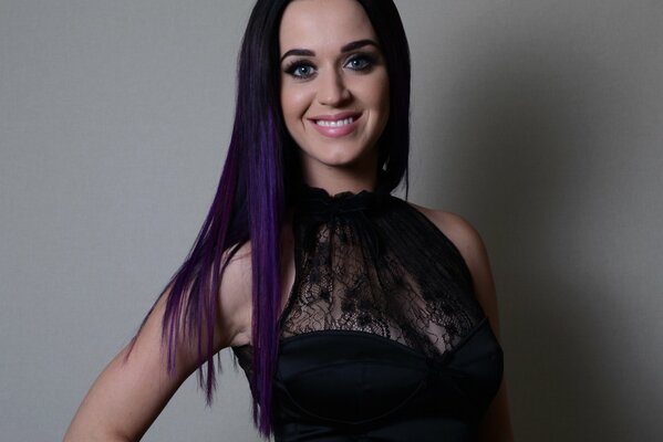 La cantante Katy Perry. Hermosa morena