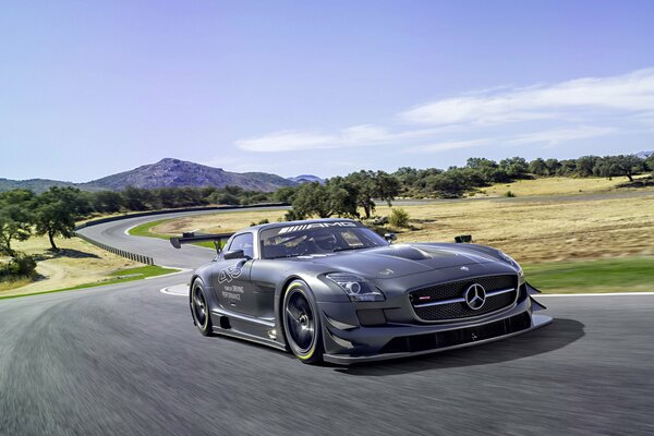 . mercedes-benz en una pista solitaria