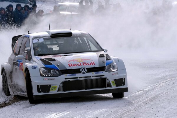 Rally sulla neve della macchina bianca