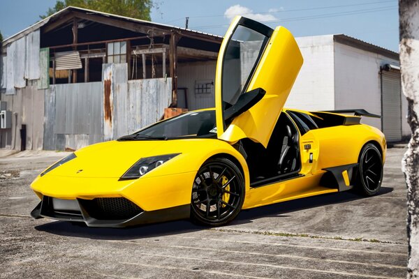 Lamborghini jaune avec porte ouverte