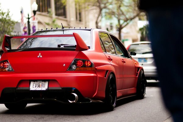 Mitsubishi Red sport w korku