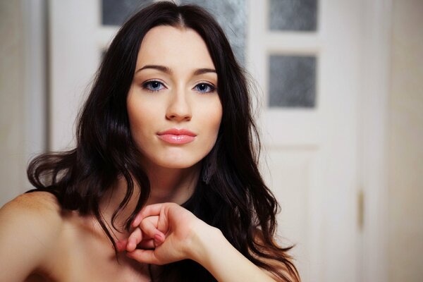 Lo sguardo misterioso di una donna dai capelli scuri