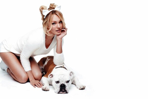 Blonde en blanc avec un chien blanc