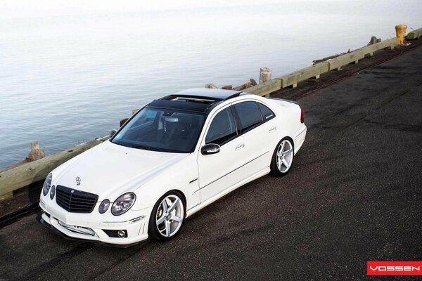 Mercedes blanche sur la route au bord de la mer