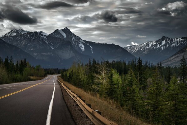 Les mystères de la route inexplorée dans les montagnes