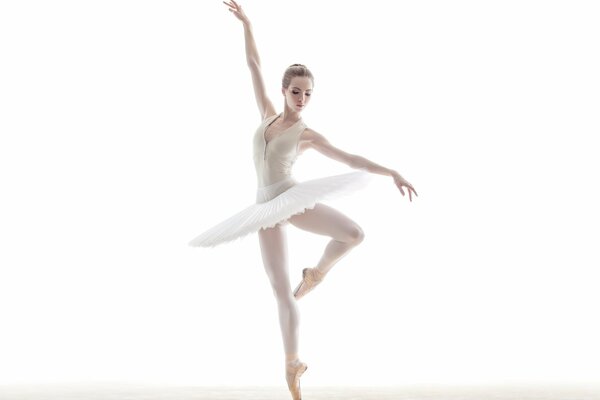 Bailarina en un tutú blanco sobre un fondo blanco