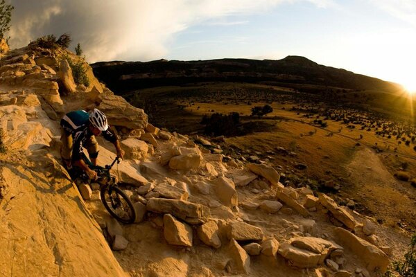 Ciclista con casco che cavalca il canyon