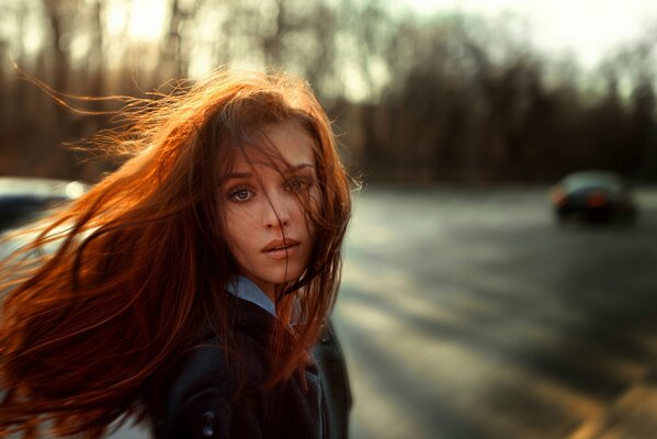 Retrato de una chica pelirroja en otoño