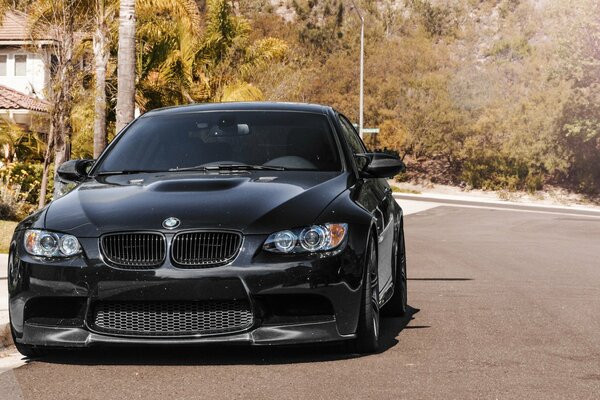 Coche BMW negro estacionado en la calle