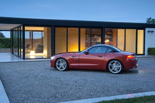 BMW rojo cerca de la casa