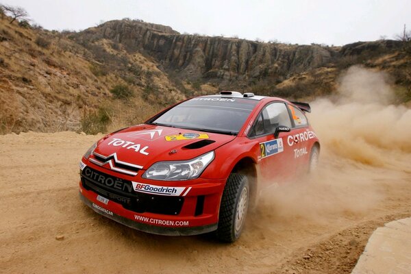 Citroën rouge entre dans le virage