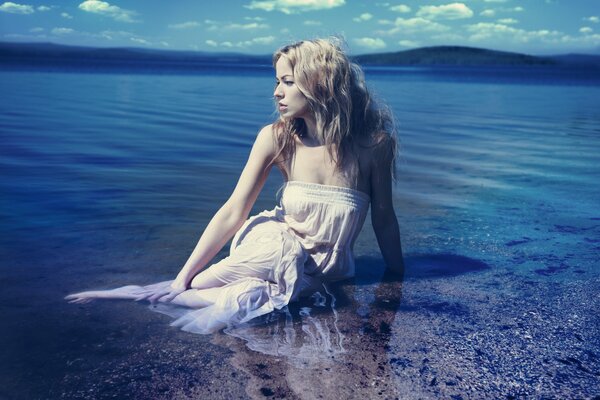 Mädchen im weißen Kleid am Meer