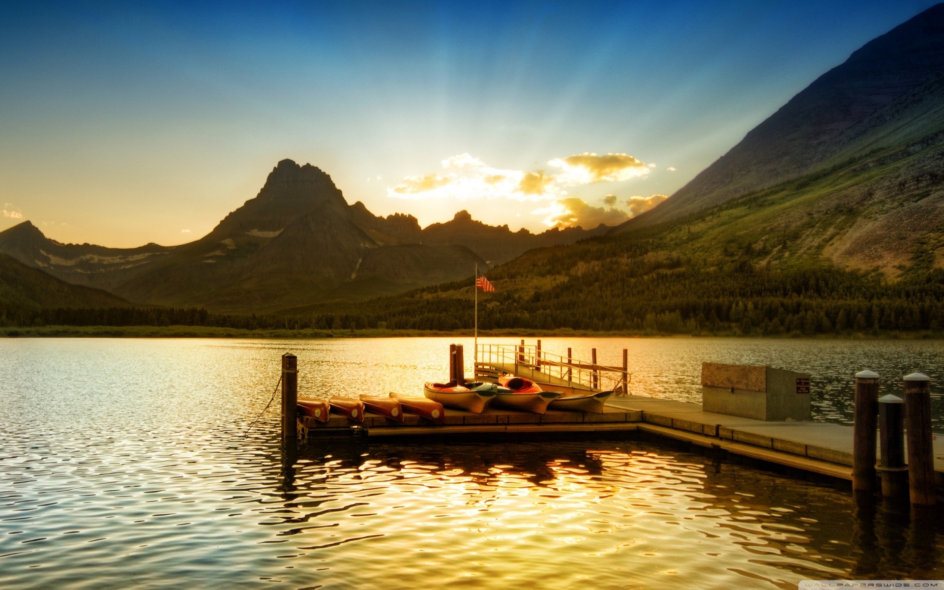 sonnenuntergang pier boote berge see