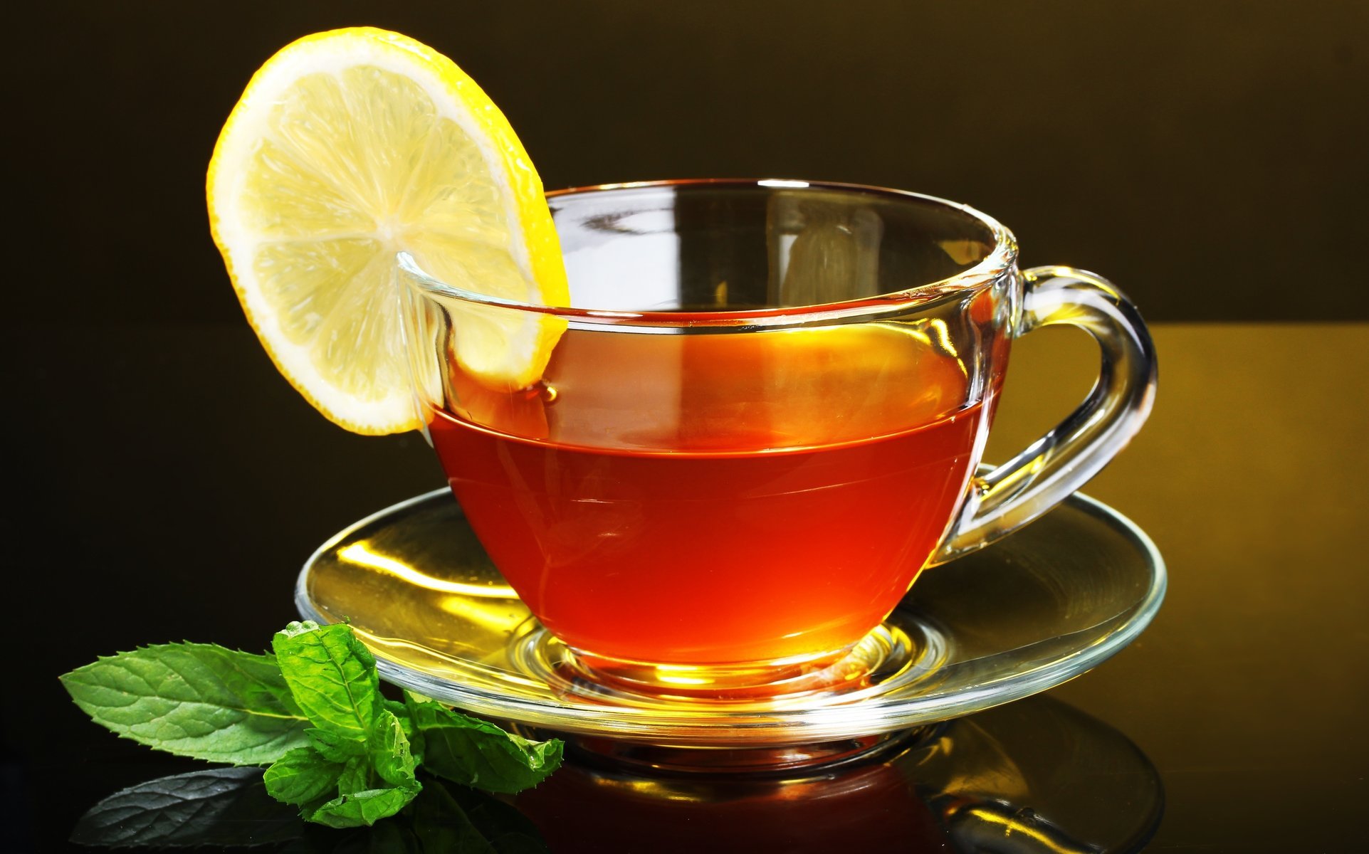 чай чашка лимон черный фон lemon tea блюдце стекло