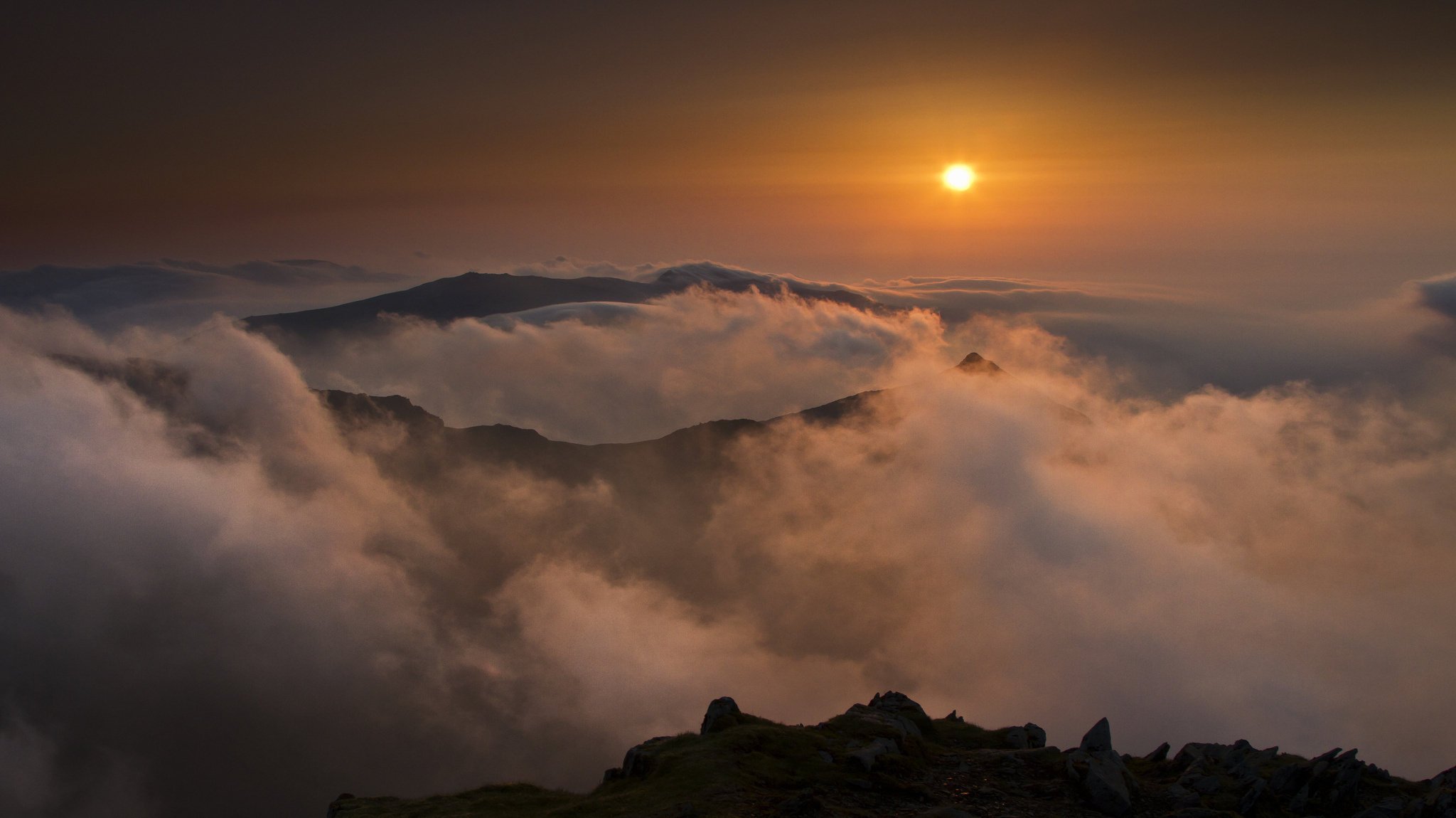 montagnes brouillard soleil